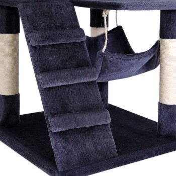 Ein dunkelvioletter Katzenbaum mit einer Rampe mit weichen Stufen, einer hängenden Hängematte und mit Sisal umwickelten Kratzpfosten.
