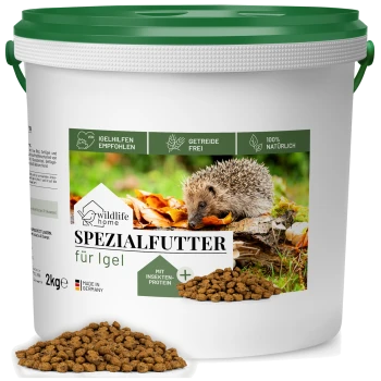 Weißer Eimer Wildlife Home SPEZIALFUTTER für Igel, 2 kg, grüner Deckel, mit einem Haufen Kroketten, Aufschrift 'Mit Insekten-Protein'.