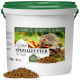Weißer Eimer Wildlife Home SPEZIALFUTTER für Igel, 2 kg, grüner Deckel, mit einem Haufen Kroketten, Aufschrift 'Mit Insekten-Protein'.