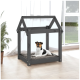 Ein gemütliches, graues Holz-Hundehäuschen mit einem schrägen Dach, das ein plüschiges graues Kissen innen hat, und einem kleinen Hund, der bequem sitzt.