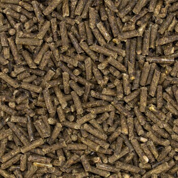 Nahaufnahme von dunkelbraunen Haustierfutterpellets, die ihre zylindrische Form und die strukturierte Oberfläche zeigen, ideal für kleine Tiere.
