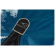 Nahaufnahme eines blauen Reitsportprodukts mit einem schwarzen Etikett mit dem Logo "EQUINATE" und einer Pferdesilhouette.