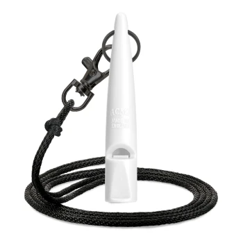 Weiße ACME-Hundepfeife mit schwarzem Lanyard und Metallclip, hergestellt in England, isoliert auf weißem Hintergrund.