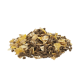 Ein Haufen Haustierfutter, bestehend aus kleinen braunen Pellets und gelben Flocken, vor einem weißen Hintergrund.