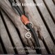 Nahaufnahme einer stilvollen Hundeleine aus Nylon und Leder auf Holz, mit dem Text: "Edel kombiniert" und "Nylon trifft Leder für Eleganz."