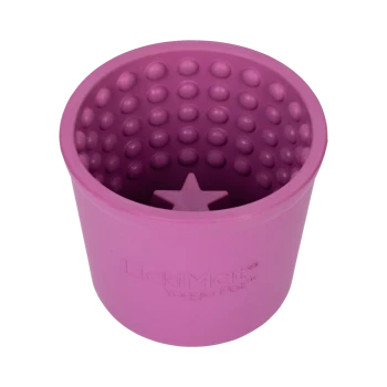 Lila LickiMat Yoggie Pot Haustier-Leckerli-Spender mit strukturierter Innenfläche und sternförmigem Zentrum.