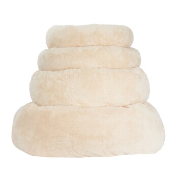 Ein Stapel von vier plüschigen, cremefarbenen Haustierbetten, die in einer pyramidenförmigen Anordnung präsentiert werden und ihre weiche, flauschige Textur zeigen.