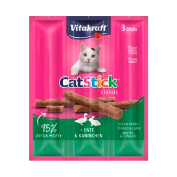 Vitakraft CatStick verpakking toont een witte kat met drie vleessticks, met de nadruk op "95% extra vleesachtig," "suikervrij," en "graanvrij."