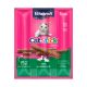 Vitakraft CatStick verpakking toont een witte kat met drie vleessticks, met de nadruk op "95% extra vleesachtig," "suikervrij," en "graanvrij."
