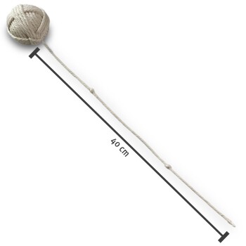 Ein 40 cm langes Katzenspielzeug mit einem Ball aus natürlichem Seil an einem Ende, befestigt an einer stabilen Schnur.