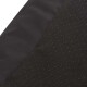 Nahaufnahme eines strukturierten schwarzen Haustierbettstoffs, mit einer glatten Seite und einer gemusterten Seite mit kleinen Punkten.