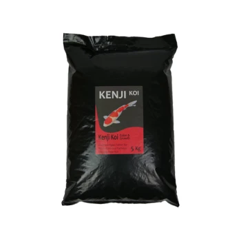Schwarze Tüte Kenji Koi Fischfutter, beschriftet mit 'Kenji Koi Color & Growth', wiegt 5 kg, mit einer Illustration eines Koi-Fisches.