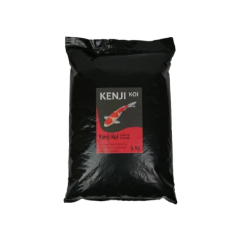 Schwarze Tüte Kenji Koi Fischfutter, beschriftet mit 'Kenji Koi Color & Growth', wiegt 5 kg, mit einer Illustration eines Koi-Fisches.