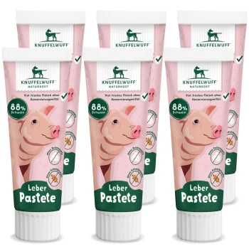 Sechs Knuffelwuff Leber Pastete Tuben mit Schweineillustrationen und Etiketten mit der Aufschrift "88% Schwein" und "Viel frisches Fleisch ohne Konservierungsstoffe."