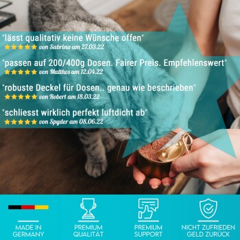 Katze schnuppert an einer geöffneten Dose Tierfutter, die von einer Person gehalten wird, mit deutschen Kundenbewertungen und Qualitätsicons überlagert.