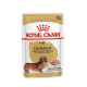Royal Canin Adult Dachshund Hundefutterbeutel, 85g, mit einem Bild eines Dackels und Text, der die Unterstützung von Gelenken und Knochen hervorhebt.
