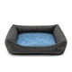 Grauer Haustierbett mit einem weichen blauen Kissen, mit erhöhten Seiten für Komfort und einem kleinen Lederschild an der Seite.