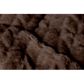 Nahaufnahme eines weichen, plüschigen braunen Haustierbettstoffs, der seine gemütliche Textur und Wärme zeigt.