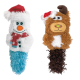 Zwei festliche plüschige Hundespielzeuge: ein Schneemann mit einem roten Schal und einem Weihnachtsmannhut auf der linken Seite und ein Rentier mit einem Weihnachtsmannhut auf der rechten Seite.