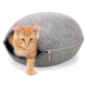 Ein gemütliches, graues Filz-Katzenbett in ovaler Form mit einem Reißverschluss, aus dem eine rotbraune Katze teilweise herauskommt.