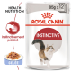 Pochette de nourriture pour chats Royal Canin Instinctive, 85g x 12, avec une illustration de chat courant, avec le texte "Health Nutrition" et "Instinctivement préféré."