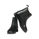 Schwarze Leder-Ankle-Boots mit elastischen Seitenpaneelen, schräg präsentiert, um beide Seiten und eine glatte Oberfläche zu zeigen.