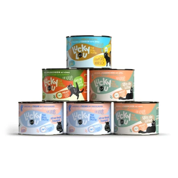 Stos sześciu kolorowych puszek karmy dla dorosłych "Lucky U," z smakami takimi jak drób, dzikie wieprze i królik, z etykietami "96% mięsa!".