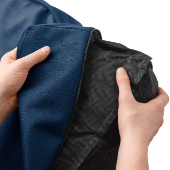 Eine Person hält eine marineblaue Haustiertragetasche mit einem teilweise geöffneten schwarzen Innenraum, der die Textur und das Design der Tragetasche zeigt.