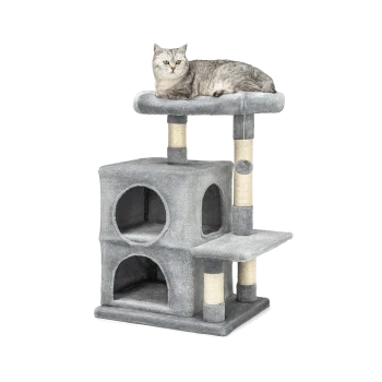 Eine graue Katze ruht sich auf einem mehrstöckigen Katzenbaum aus, der zwei geschlossene Räume, Kratzpfosten und eine seitliche Plattform bietet.