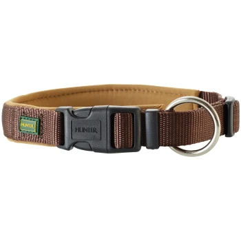 Halsung Neopren Vario Plus braun/ caramell 65 cm Brauner Haustierhalsband mit einer schwarzen Schnalle und einem metallenen D-Ring, mit einem kleinen grünen und gelben 'HUNTER'-Logo.
