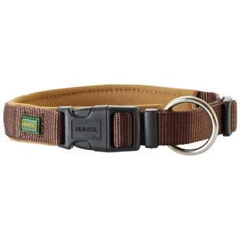 Brauner Haustierhalsband mit einer schwarzen Schnalle und einem metallenen D-Ring, mit einem kleinen grünen und gelben 'HUNTER'-Logo.
