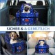 Ein blauer Autositz für Haustiere mit Pfotenabdrücken, mit einem Mops auf dem Rücksitz und einem Hund auf den Vorder- und Rücksitzen, beschriftet mit "SICHER & GEMÜTLICH."