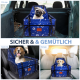 Ein blauer Autositz für Haustiere mit Pfotenabdrücken, mit einem Mops auf dem Rücksitz und einem Hund auf den Vorder- und Rücksitzen, beschriftet mit "SICHER & GEMÜTLICH."