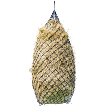 Ein hängendes Heunetz, gefüllt mit komprimiertem Heu, das für die Fütterung von Haustieren wie Pferden oder Kaninchen konzipiert ist.