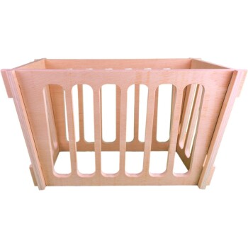 Holzkorb zur Aufbewahrung von Haustierbedarf mit lamellierten Seiten, entworfen zur Organisation von Haustierartikeln.