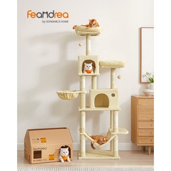 Ein beiger Kratzbaum mit zwei orangen Katzen und einer weißen Katze in einem orangefarbenen Schal, neben einer "Feandrea" Pappschachtel.