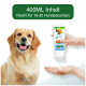 Ein Golden Retriever sitzt glücklich neben einer Hand, die Hundeshampoo aus einer Flasche mit dem Etikett '400ML Inhalt, Reicht für 16-32 Hundeduschen' ausgibt.