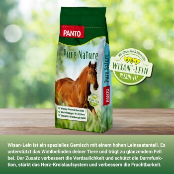 Eine Tüte PANTO Pferdefutter mit einem braunen Pferd auf der Vorderseite, mit Text, der Vitamine, Mineralien und Omega-Fettsäuren hervorhebt.