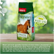 Eine Tüte PANTO Pferdefutter mit einem braunen Pferd auf der Vorderseite, mit Text, der Vitamine, Mineralien und Omega-Fettsäuren hervorhebt.