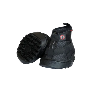 Schwarze Hundeschuhe mit strukturierten Sohlen und verstellbaren Riemen, entworfen für den Schutz im Freien.