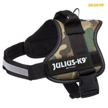 Ein Hundegeschirr mit Camouflage-Muster von Julius-K9, mit einem stabilen Griff, verstellbaren Riemen und einem Metall-D-Ring zur Leinenbefestigung.