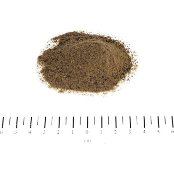 Haufen braunes Pulver-Tierfutter auf weißem Hintergrund über einem Zentimeterlineal mit der Beschriftung 'cm' und einer Skala von 0–6.