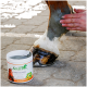 Huf und Unterbein eines Pferdes werden mit grauer Paste bedeckt; Hand trägt sie auf; Dose mit Aufschrift 'Stiefel MINERALPASTE' in der Nähe.