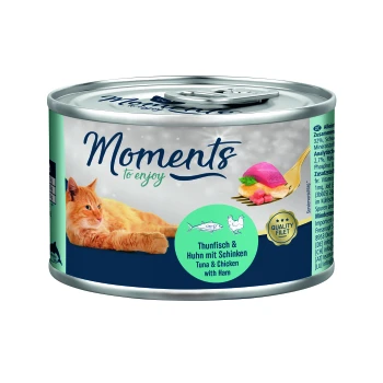 Dose Katzenfutter mit einer orangefarbenen Katze, die neben einer Dose mit der Aufschrift "Momente zum Genießen" mit Thunfisch und Hähnchen mit Schinken entspannt.