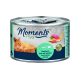 Dose Katzenfutter mit einer orangefarbenen Katze, die neben einer Dose mit der Aufschrift "Momente zum Genießen" mit Thunfisch und Hähnchen mit Schinken entspannt.