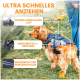 Ein angeleinter Hund auf Gras mit Herbstblättern, der Merkmale hervorhebt: Schnellverschluss Clip, Eingenähtes X-Geschirr, Wasserfester Reißverschluss.