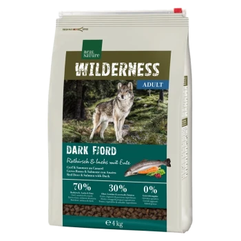 4 kg Sack Real Nature Wilderness Hundefutter "Dunkler Fjord," mit einem Wolf im Wald. Enthält 70% Fleisch, 30% Früchte, keine Körner.