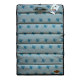 Eine gepolsterte Tiermatte mit einem hellblauen Stoff, der ein Diamantmuster aus türkisfarbenen Blättern und Palmen zeigt, sowie einem braunen Logosticker.