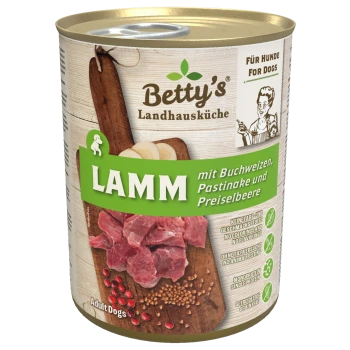 Dosen-Hundefutter beschriftet mit 'Betty's Landhausküche Lamm', das Lammfleisch, Buchweizen, Pastinake und Preiselbeeren enthält.