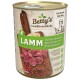 Dosen-Hundefutter beschriftet mit 'Betty's Landhausküche Lamm', das Lammfleisch, Buchweizen, Pastinake und Preiselbeeren enthält.